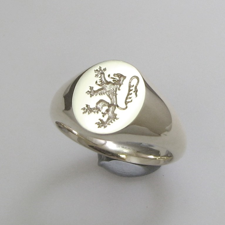 Rampant lion signet ring in 18-karats gold